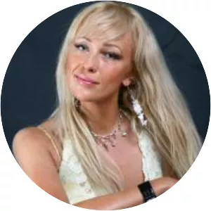 Estin Musician - Singer