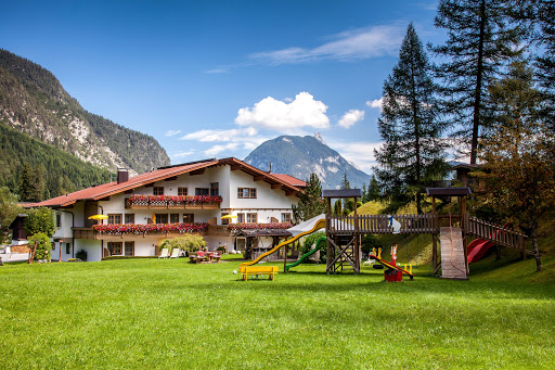 Ferienhaus Kirchplatzl - Holiday apartment rental in Leutasch, Austria