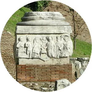 Five-Columns Monument - 