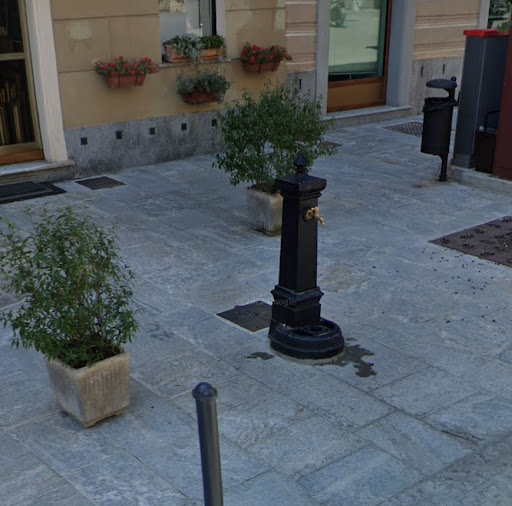 Fontana di acqua potabile - Drinking water fountain in Ovada, Italy