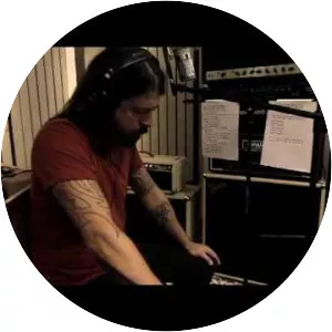 Foo Fighters: Back and Forth