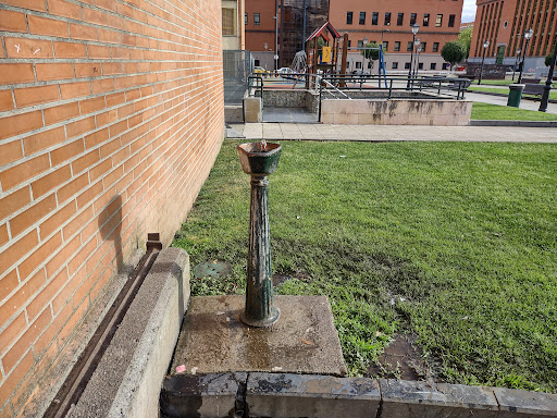 Fuente de agua potable plaza de los Maestros - Drinking water fountain in Oviedo, Spain