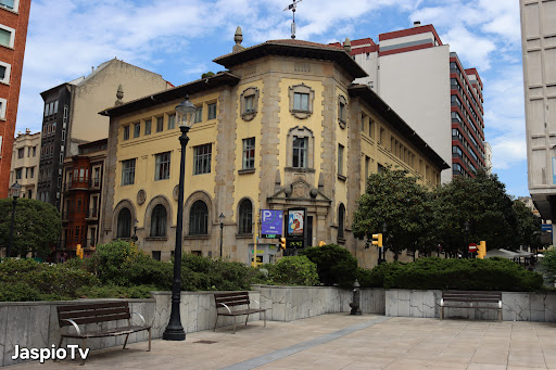 Fuente de la Plaza Seis de Agosto - Drinking water fountain in Gijon, Spain