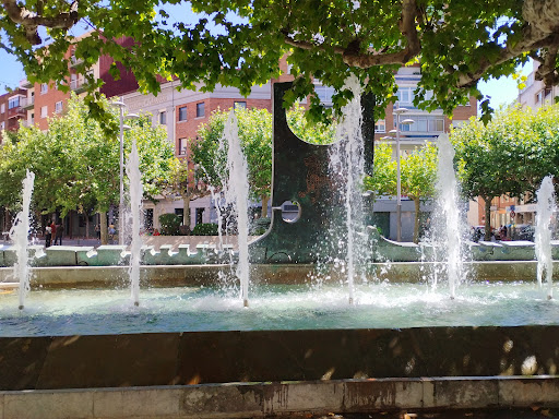 Fuente Plaza Cortes Leonesas
