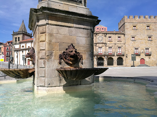 Fuente y Estatua de Pelayo