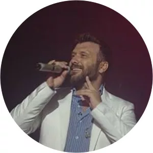 Giannis Ploutarhos - Greek singer-songwriter