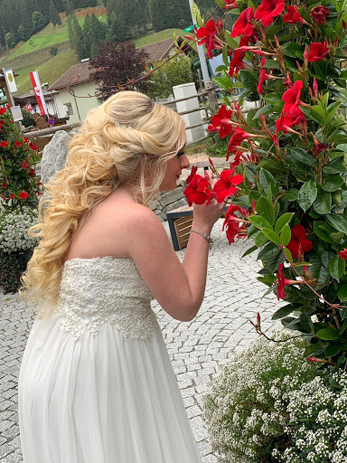 Golden Hands Coiffeur - 