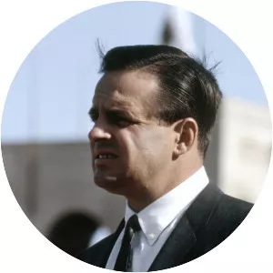 Harland Svare - American football player