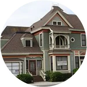 Howe-Waffle House and Carriage House