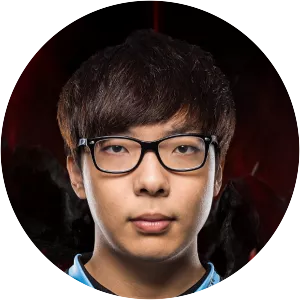 Huhi - Video game player