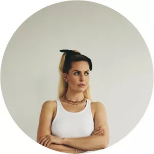 Ines Anioli - Comedian