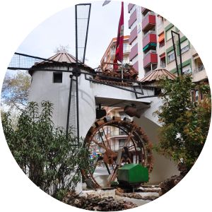 iron door molino de la feria