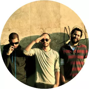 Isten Háta Mögött