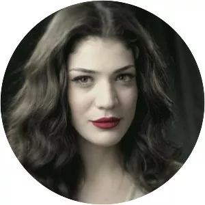 Ivi Adamou