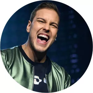 JOHN AMPLIFICADO - Singer