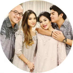 joy kameron - Puti Guntur Sukarno's husband