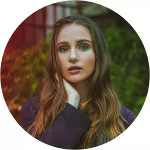 Julia Gartha - Singer