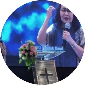 Julie Kaunang photograph