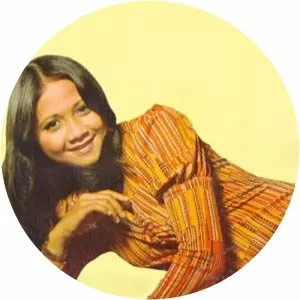 Junainah M. Amin - Singer