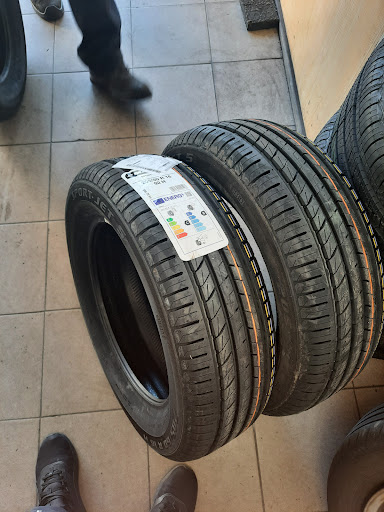 Kim dos Pneus - Tire shop in Carreira, Portugal