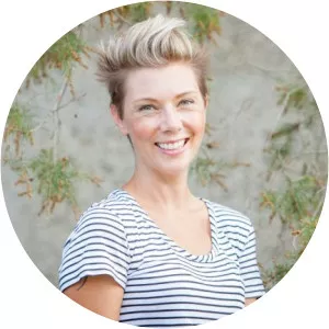 Kim Sporton - Journalist ‧ Walter Mikac's wife