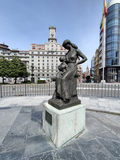 La Maternidad - Sculpture in Oviedo, Spain