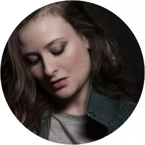 Lara Smiles - Singer