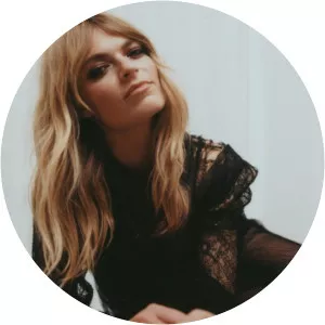 Laura Doggett - Singer