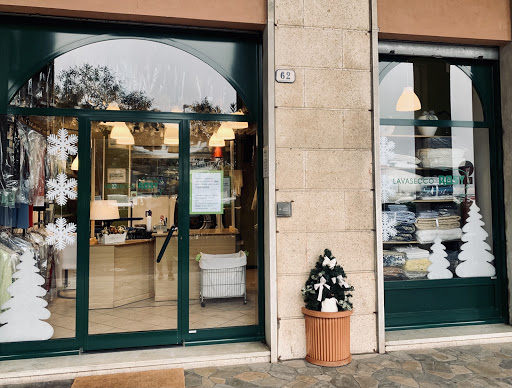 Lavasecco Rosy - Laundry in Recco, Italy