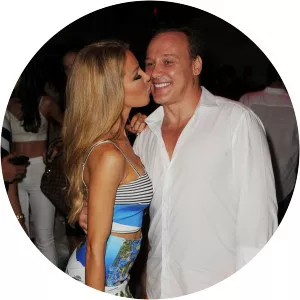 Leonard Hochstein - Plastic surgeon ‧ Lisa Hochstein's husband