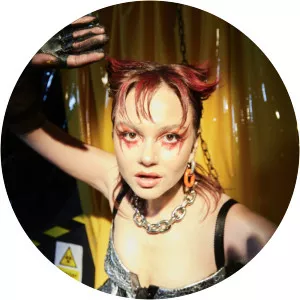 LINA MAXINE - Singer