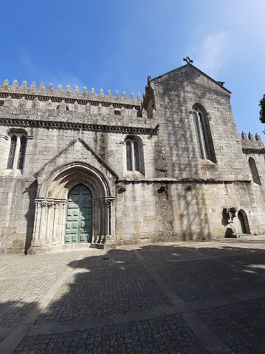 Lionesa - Bus stop in Leca do Balio, Portugal