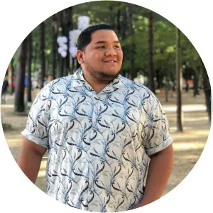 Lloyd Cafe Cadena - Filipino vlogger