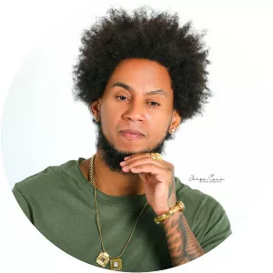 Lolo en el Micrófono