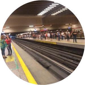 Los Héroes metro station