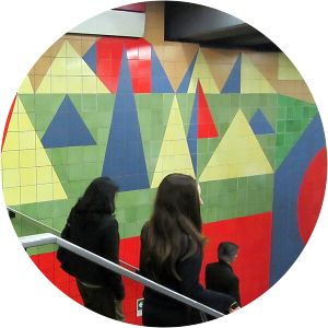 Los Leones metro station