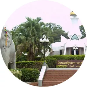 Luang Pu Khao Analayo