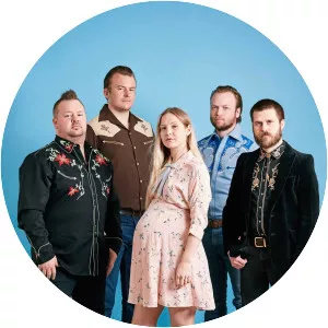 LUCKY LIPS - Musical group