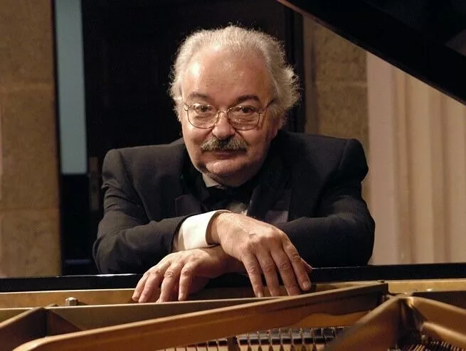 Luiz de Moura Castro - Musical artist