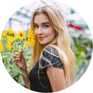 Mia Maples - YouTuber