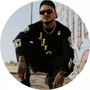 yoga fire mike díaz - Singer