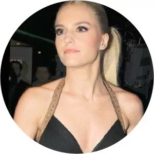 Mine Cangal - Lale Cangal's sister