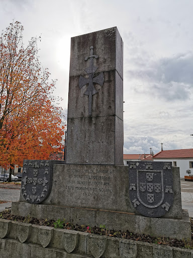Monumento a Dom Gualdim Pais - Statuary in Amares e Figueiredo, Portugal