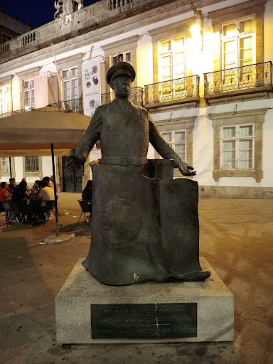 Monumento a general Humberto Delgado - Sculpture in Porto, Portugal