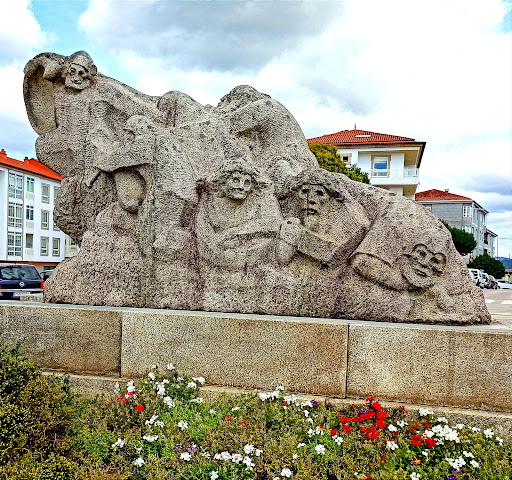Monumento a la ciudad de Tuy - Sculpture in Tui, Spain