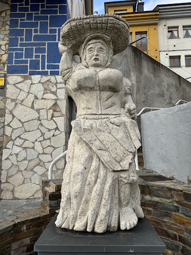 Monumento A Las Mujeres De La Mar - Sculpture in Puerto de Vega, Spain