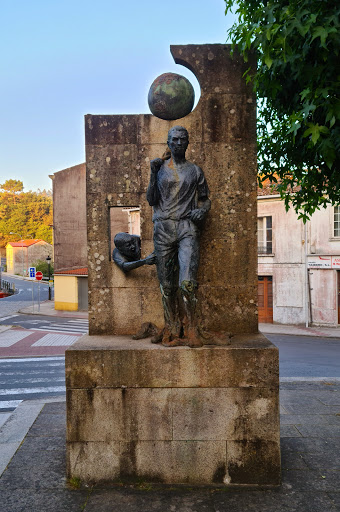 Monumento o Emigrante - Sculpture in Negreira, Spain