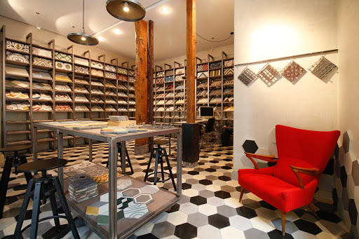 Mosaicist, craft hydraulic mosaics.