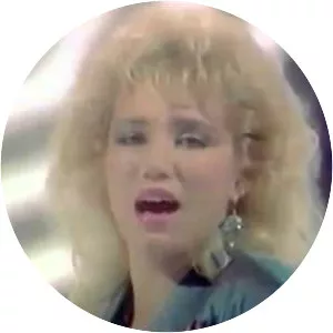 Nada Topčagić - Singer