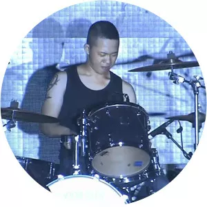 bức tường nghiêm mạnh tuấn